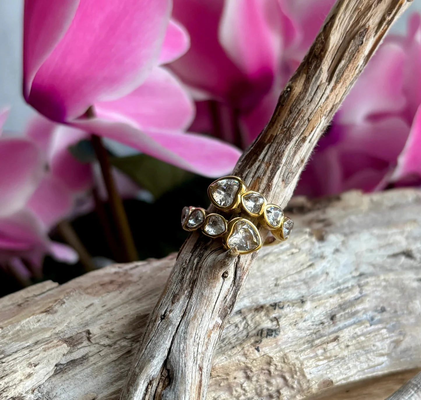 18ct Gold Plated Faceted Glass Heart Ring Ring Ocean Ripple 