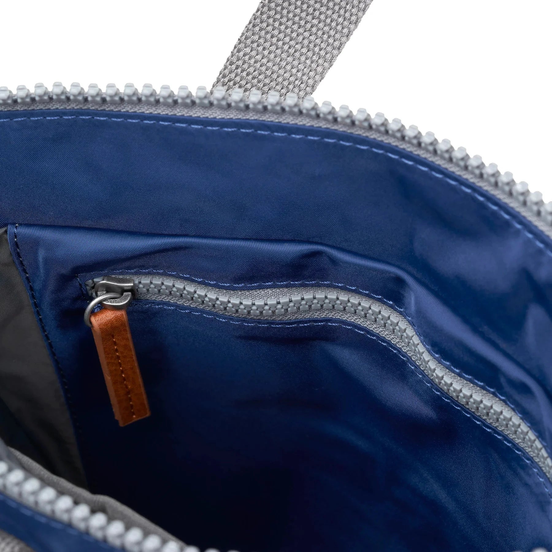 Roka London Canfield B - Nylon riciclato, misura piccola, colore Roka London Canfield B - Nylon riciclato, misura piccola, colore
