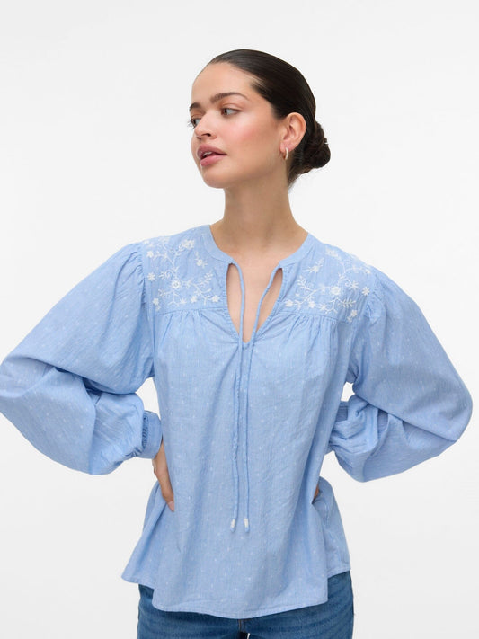 Nika Top | Cashmere Blue/Bright White Shirts & Tops Vero Moda 